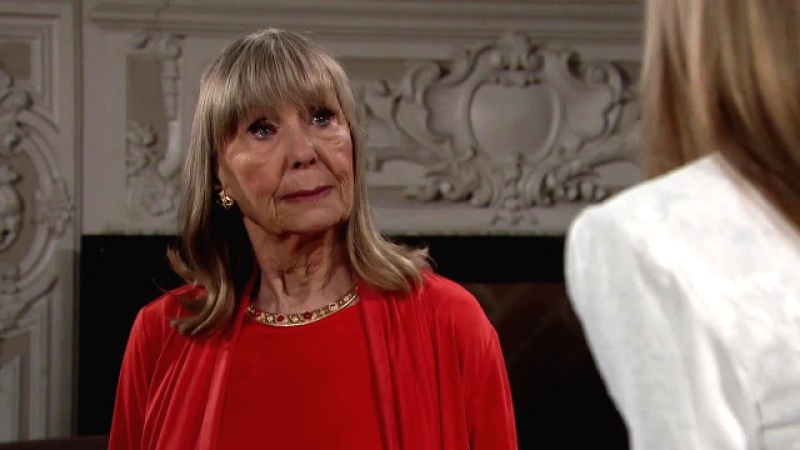 Dina (Marla Adams) s'apprête à quitter la ville. Les Feux de l'Amour,
                     épisode 11196 (9 mai 2025,
TVA)