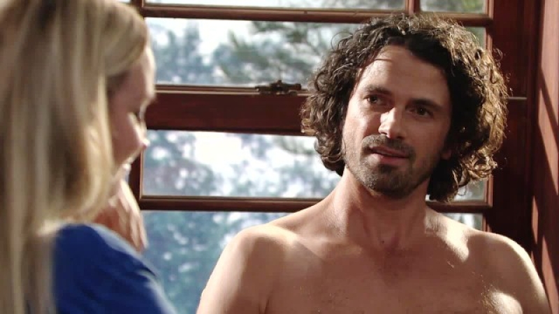 Scott (Daniel Brunnemer Hall) surprend agréablement Sharon. Les Feux de l'Amour,
                     épisode 11200 (15 mai 2025,
TVA)