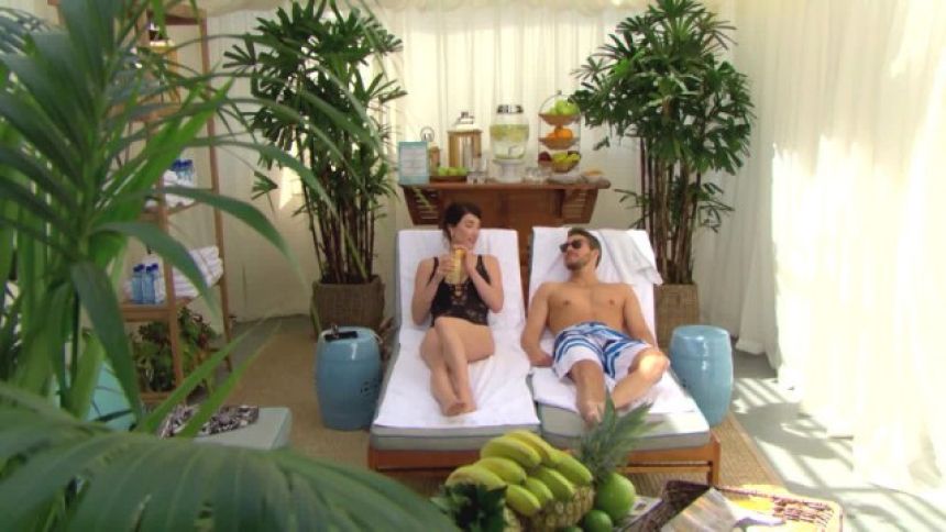 Steffy (Jacqueline MacInnes Wood) et Liam (Scott Clifton) prennent du bon temps… Top Models,
épisode 7615 (8 novembre 2017,
RTS)