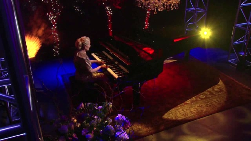 Nikki (Melody Thomas Scott) joue le concert avec brio. Les Feux de l'Amour,
                     épisode 5547 (19 mai 2020,
AUVIO)