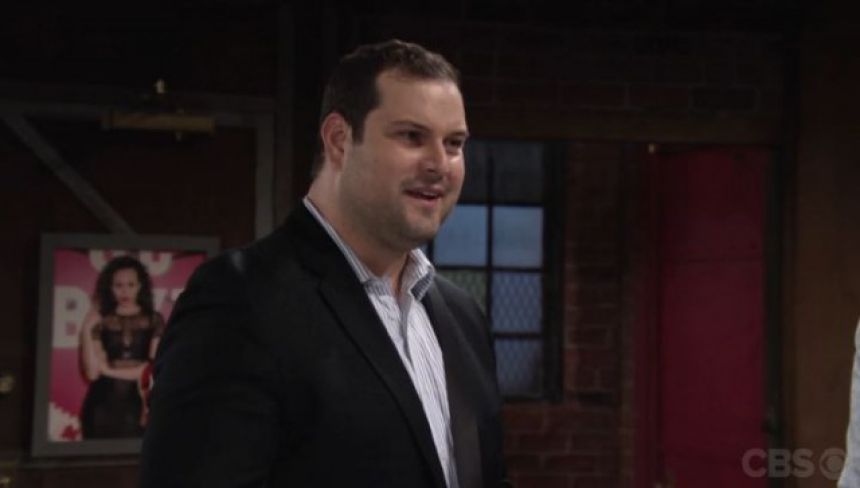 Jesse (Max Adler) arrive à Genoa City Les Feux de l'Amour,
                     épisode 11229 (27 juillet 2017,
CBS)