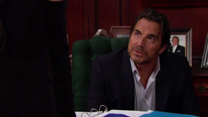 Ridge (Thorsten Kaye) réfléchit avec sa fille. Amour, Gloire et Beauté/Top Models,
épisode 7643 (4 août 2017,
CBS)