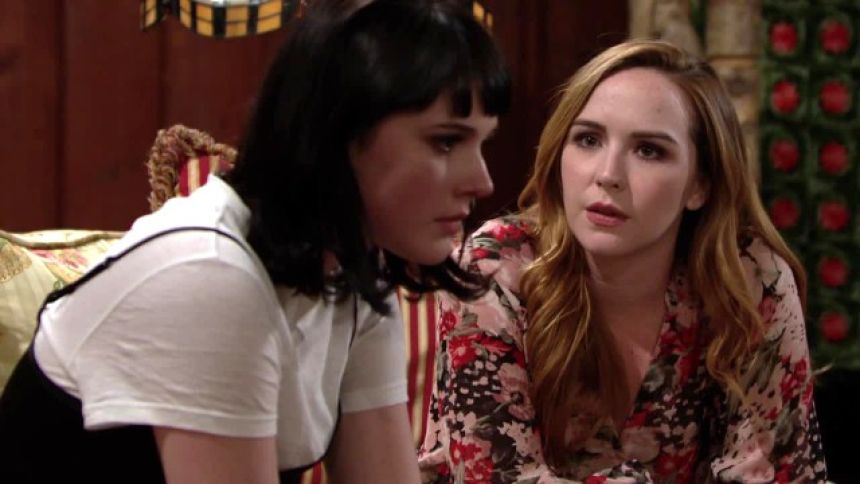 Mariah (Camryn Grimes) veut savoir ce qui tourmente Tessa. Les Feux de l'Amour,
épisode 11242 (15 août 2017,
CBS)