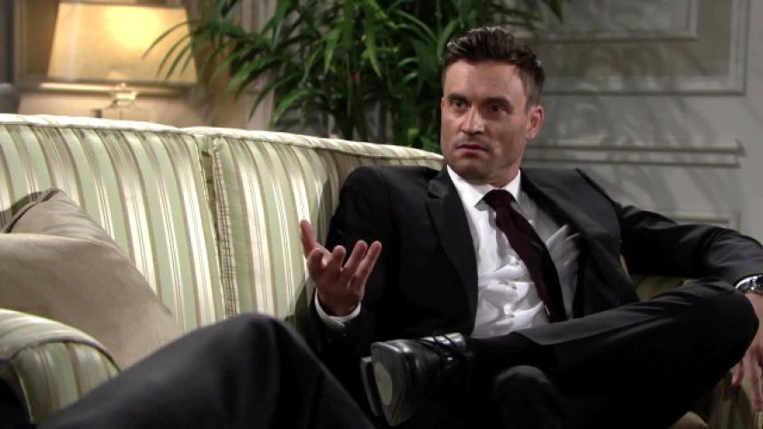 Cane (Daniel Goddard) fait ce qu'il peut pour retomber sur ses pieds. Les Feux de l'Amour,
épisode 7982 (3 juillet 2020,
TF1)