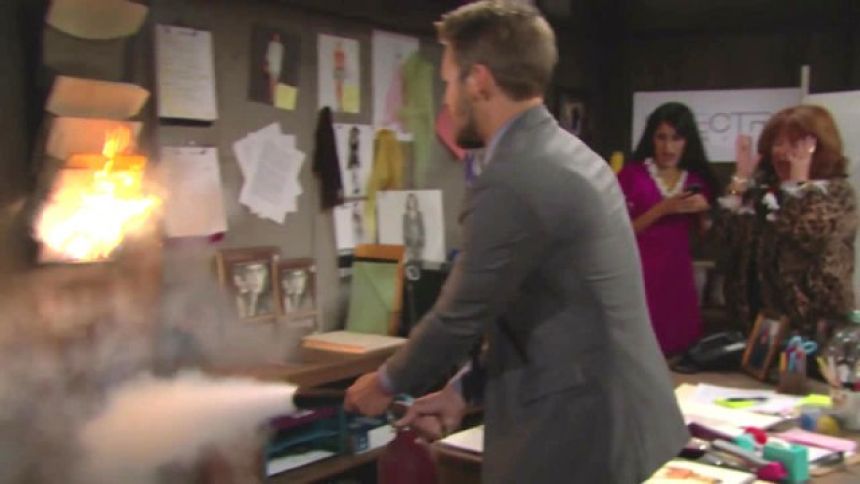 Liam (Scott Clifton) a de bons réflexes… Top Models,
épisode 7656 (4 janvier 2018,
RTS)