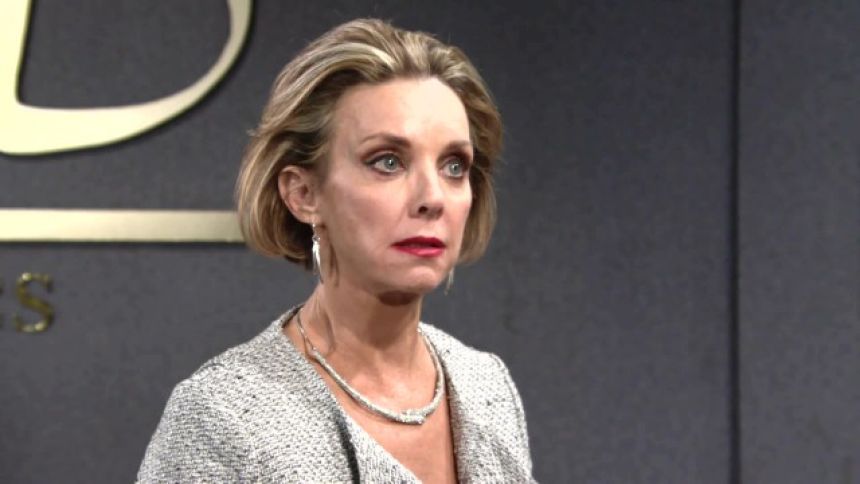Gloria (Judith Chapman) est bouleversée par les accusations d'Ashley. Les Feux de l'Amour,
épisode 11296 (31 octobre 2017,
CBS)