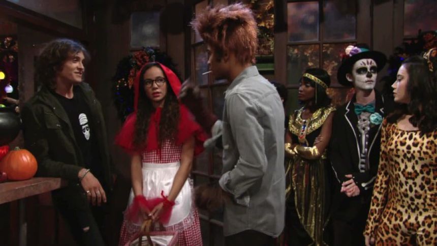 Reed (Tristan Lake Leabu) connaît un endroit cool pour fêter Halloween. Les Feux de l'Amour,
épisode 8035 (4 septembre 2020,
RTS)