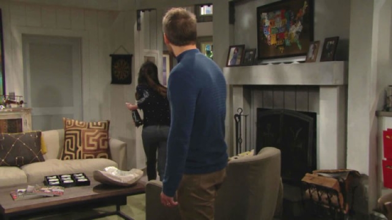 Liam (Scott Clifton) regarde médusé sa femme quitter leur domicile… Top Modèles,
                     épisode 7714 (7 janvier 2019,
TVA)
