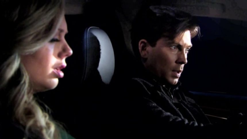 Zack (Ryan Ashton) sait comment présenter les choses à Abby pour les rendre acceptables. Les Feux de l'Amour,
épisode 8043 (30 septembre 2020,
TF1)