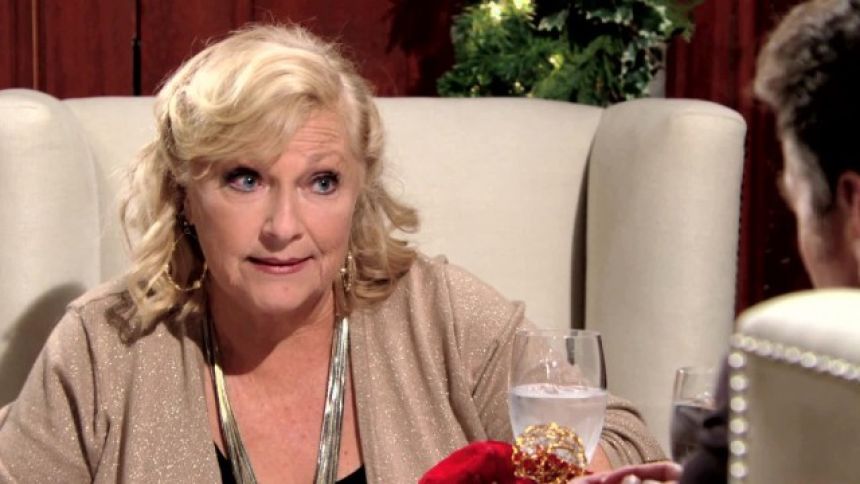 Traci (Beth Maitland) veut éviter une guerre dont la famille Abbott ne se relèverait pas. Les Feux de l'Amour,
épisode 11334 (26 décembre 2017,
CBS)