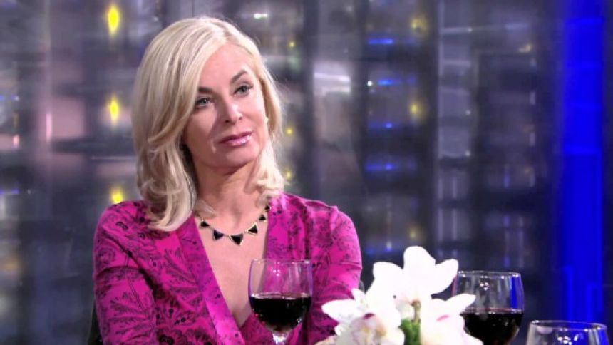 Ashley (Eileen Davidson) se demande ce que cache cette opportunité. Les Feux de l'Amour,
épisode 8093 (10 décembre 2020,
TF1)