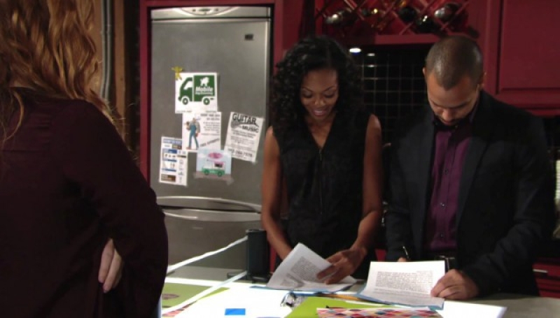 Hilary (Mishael Morgan) et Devon (Bryton James) signent la vente de GC Buzz. Les Feux de l'Amour,
                     épisode 8096 (30 novembre 2020,
RTS)