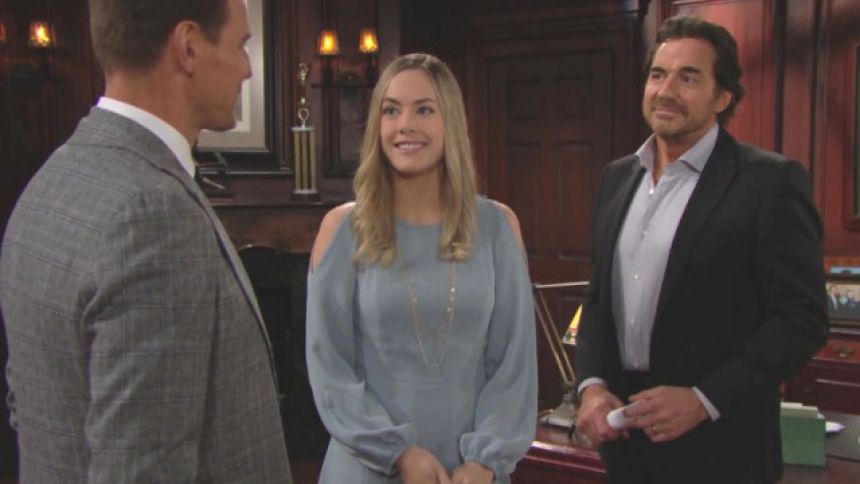 Hope (Annika Noelle) se réjouit de collaborer avec Thorne. Amour, Gloire et Beauté,
épisode 7779 (6 mai 2019,
TF1PLUS)