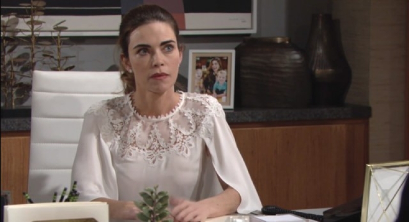 Victoria (Amelia Heinle) supporte difficilement les commentaires de JT. Les Feux de l'Amour,
                     épisode 5707 (29 décembre 2020,
AUVIO)