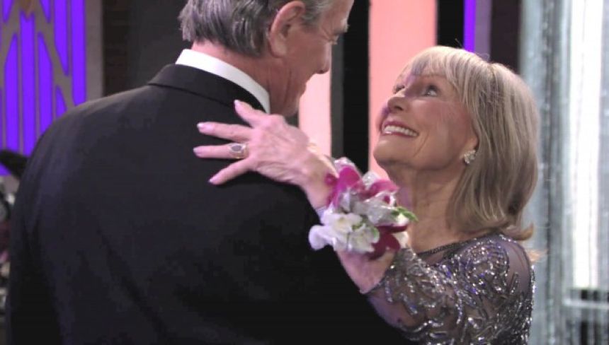 Victor (Eric Braeden) offre un moment de magie à Dina (Marla Adams) ! Les Feux de l'Amour,
épisode 5713 (6 janvier 2021,
AUVIO)