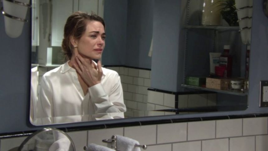 Victoria (Amelia Heinle) constate les traces laissées par la violence de JT (Thad Luckinbill). Les Feux de l'Amour,
épisode 8130 (15 janvier 2021,
RTS)