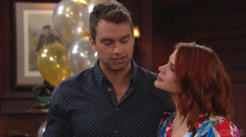 Sally (Courtney Hope) et Thomas (Pierson Fodé) annoncent leur départ pour New-York. Top Models,
épisode 7810 (8 août 2018,
RTS)
