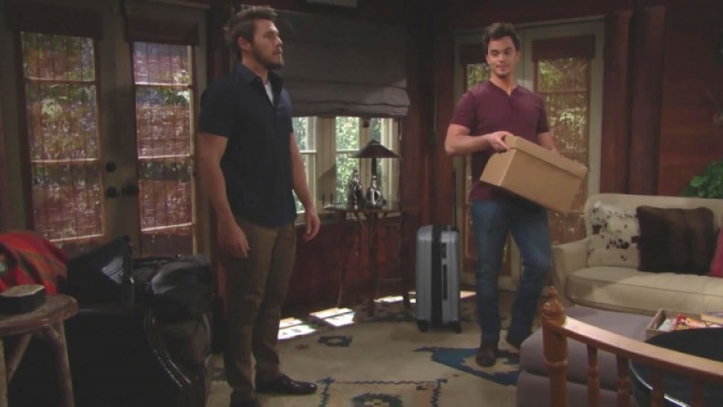 Wyatt (Darin Brooks) aide son frère à emménager. Amour, Gloire et Beauté,
                     épisode 7823 (22 juillet 2019,
TF1)