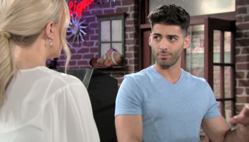 Arturo (Jason Canela) propose généreusement son aide à Abby. Les Feux de l'Amour,
                     épisode 11431 (16 mai 2018,
CBS)