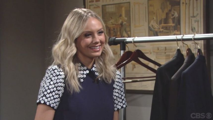 Abby (Melissa Ordway) est ravie de pouvoir aider Arturo ! Les Feux de l'Amour,
épisode 11436 (23 mai 2018,
CBS)