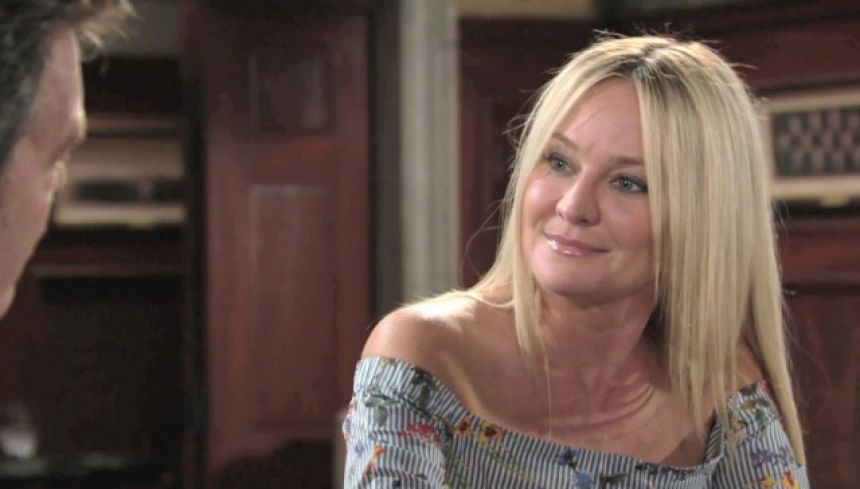 Sharon (Sharon Case) écoute les conseils avisés d'un vieil ami. Les Feux de l'Amour,
épisode 8180 (14 avril 2021,
TF1)