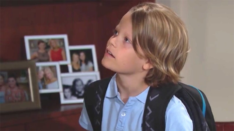 Will (Finnegan George) attend impatiemment son père. Top Models,
                     épisode 7910 (26 décembre 2018,
RTS)