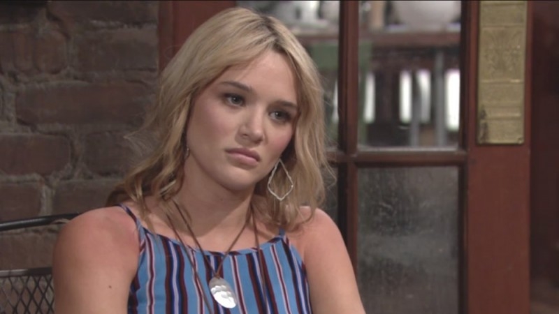 Summer (Hunter King) est de retour, et elle est furieuse... Les Feux de l'Amour,
                     épisode 8249 (21 juillet 2021,
TF1)