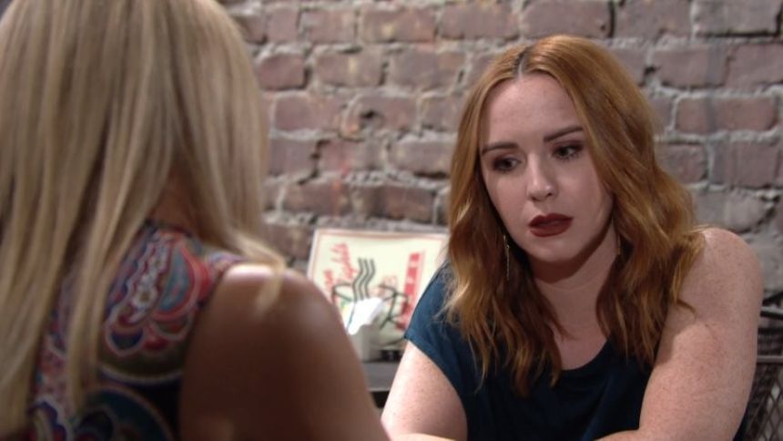 Mariah (Camryn Grimes) commence à se poser des questions sur le retour de Tessa. Les Feux de l'Amour,
épisode 11514 (10 septembre 2018,
CBS)