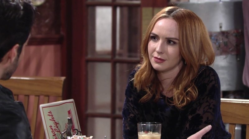 Mariah (Camryn Grimes) veut s'assurer des intentions de Rey envers Sharon. Les Feux de l'Amour,
épisode 11540 (17 octobre 2018,
CBS)