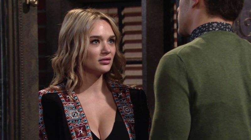 Summer (Hunter King) en a gros sur le cœur et a besoin de se confier à Kyle. Les Feux de l'Amour,
épisode 8279 (1 septembre 2021,
TF1)