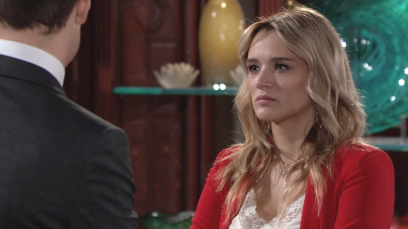Summer (Hunter King) est surprise par les propos de Kyle. Les Feux de l'Amour,
                     épisode 8288 (14 septembre 2021,
TF1)