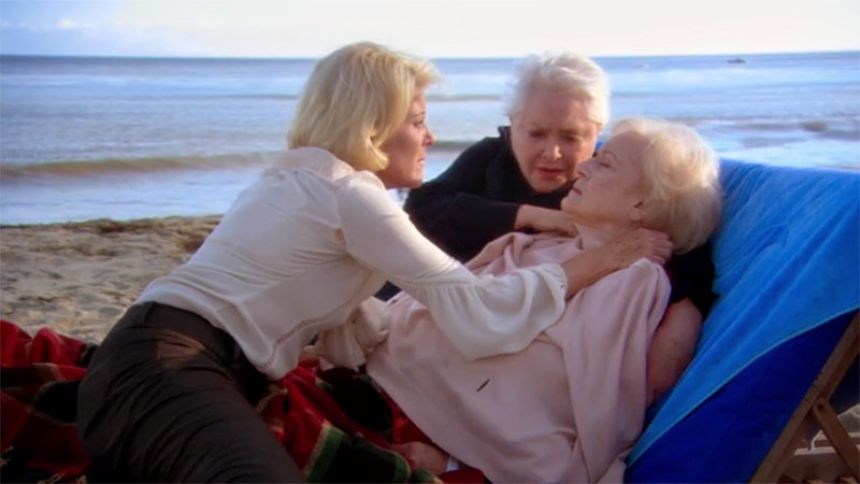 Pamela (Alley Mills) raconte le souvenir de sa mère à Charlie. Top Models,
épisode 7958 (1 janvier 2020,
RTL9)