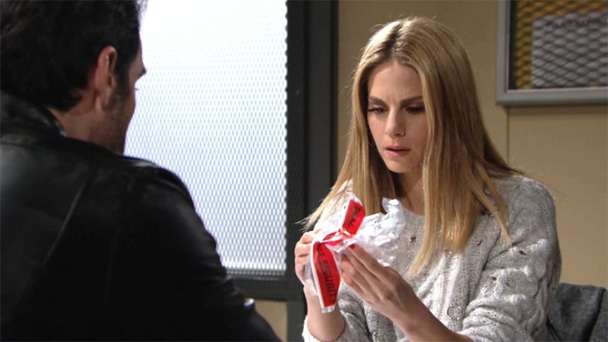 La police fait appel à Mac (Kelly Kruger) pour examiner de nouvelles preuves. Les Feux de l'Amour,
épisode 5882 (7 septembre 2021,
AUVIO)