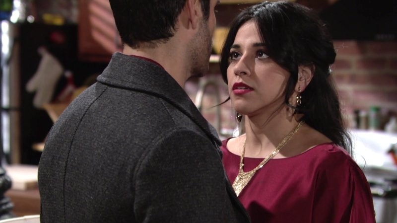 C'est l'heure des retrouvailles entre Mia (Noemi Gonzalez) et Rey (Jordi Vilasuso). Les Feux de l'Amour,
épisode 8297 (27 septembre 2021,
TF1)