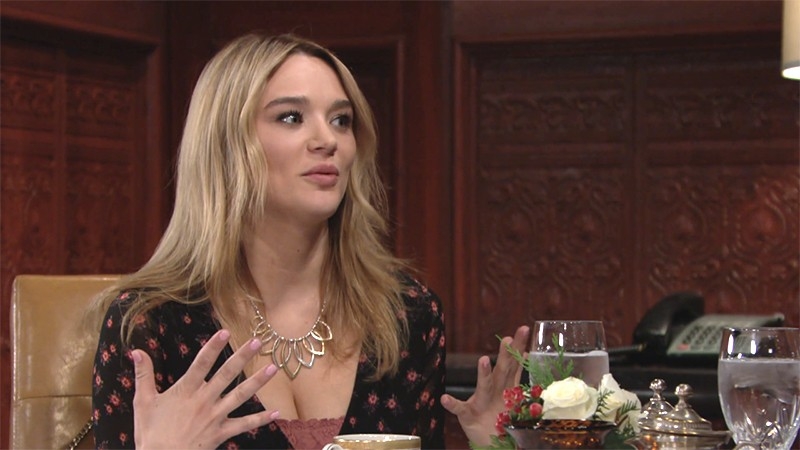 Summer (Hunter King) reçoit une offre surprenante ! Les Feux de l'Amour,
                     épisode 11568 (27 novembre 2018,
CBS)