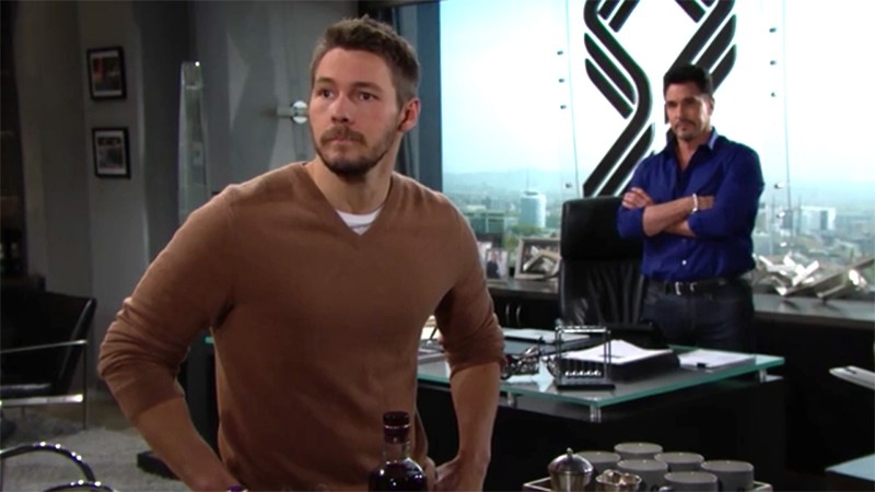 Liam (Scott Clifton) est inquiet pour son père. Amour, Gloire et Beauté/Top Models,
épisode 7979 (3 décembre 2018,
CBS)