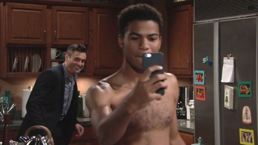 Cane (Daniel Goddard) s'amuse beaucoup...Charlie (Noah Alexander Gerry) nettement moins. Les Feux de l'Amour,
épisode 8314 (20 octobre 2021,
TF1)