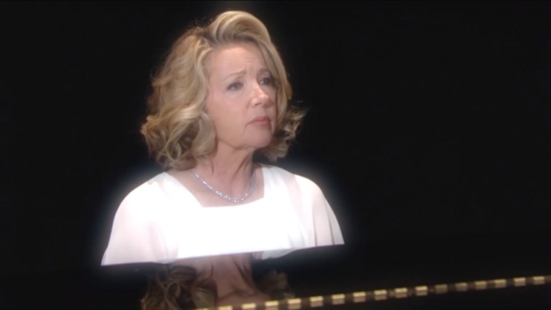 Entre la vie et la mort, Nikki (Melody Thomas Scott) doit faire un choix. Les Feux de l'Amour,
                     épisode 8324 (14 octobre 2021,
RTS)