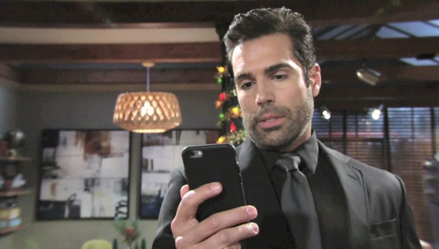 Rey (Jordi Vilasuso) a une piste qui pourrait lui permettre de boucler l'affaire... Les Feux de l'Amour,
épisode 5918 (27 octobre 2021,
AUVIO)