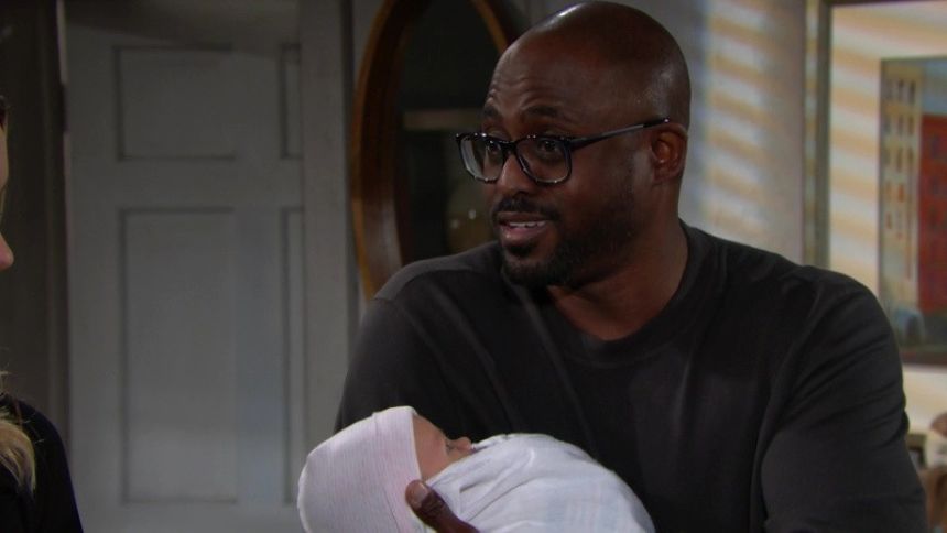 Reese (Wayne Brady) a opportunément trouvé un bébé... Top Modèles,
épisode 8006 (4 mars 2020,
TVA)