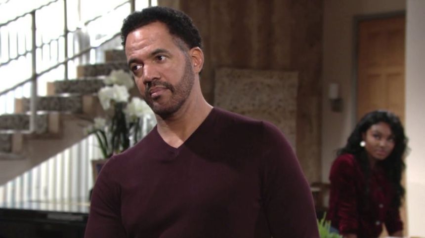 Neil (Kristoff St. John) n'est pas sûr que d'avoir un auteur de chansons sans contrat soit une bonne idée... Les Feux de l'Amour,
épisode 11604 (17 janvier 2019,
CBS)