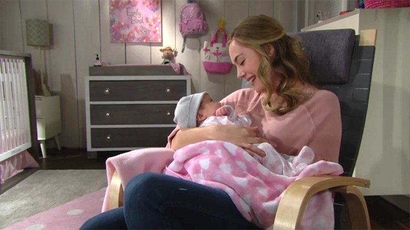 Hope (Annika Noelle) passe un moment seule avec Phoebe. Top Modèles,
                     épisode 8025 (1 avril 2020,
TVA)