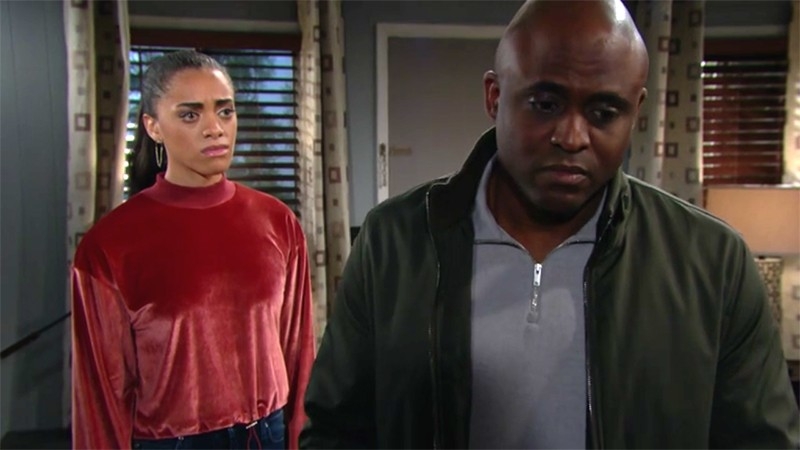 Zoe (Kiara Barnes) est pétrifiée par les révélations de son père. Amour, Gloire et Beauté/Top Models,
                     épisode 8031 (18 février 2019,
CBS)