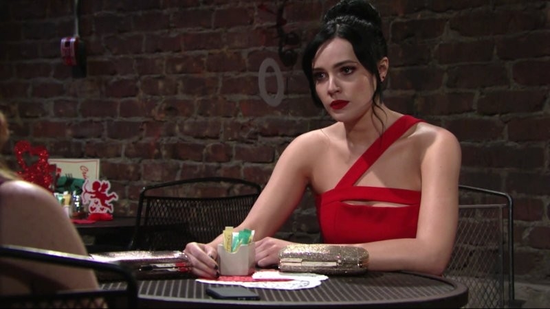 Tessa (Cait Fairbanks) et Mariah réalisent que les choses pourraient aller très vite maintenant. Les Feux de l'Amour,
                     épisode 11627 (19 février 2019,
CBS)