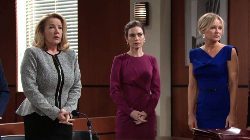 Le verdict tombe pour Nikki (Melody Thomas Scott), Victoria et Sharon. Les Feux de l'Amour,
épisode 8380 (21 janvier 2022,
TF1)