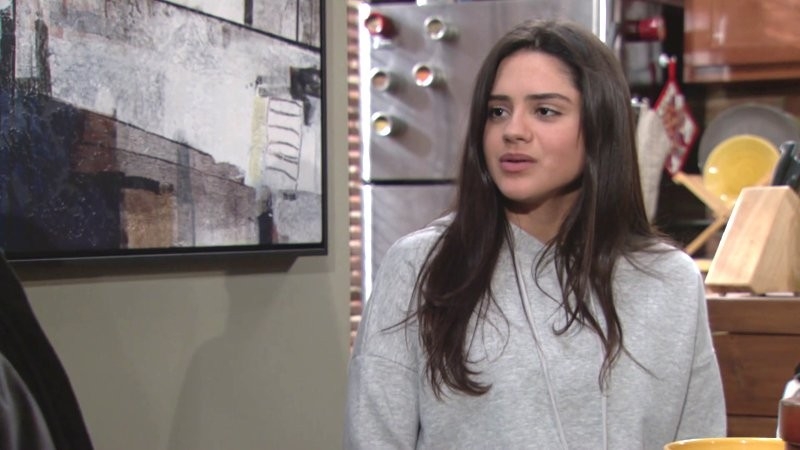 Lola (Sasha Calle) reprend peu à peu des forces Les Feux de l'Amour,
épisode 11654 (2 avril 2019,
CBS)