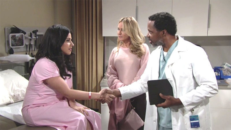 Mia (Noemi Gonzalez) se retrouve à l'hôpital grâce à Sharon (Sharon Case). Les Feux de l'Amour,
épisode 11658 (8 avril 2019,
CBS)