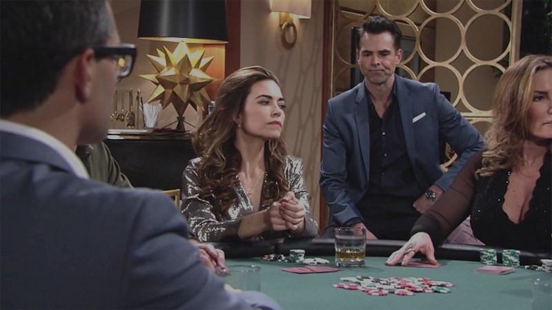 Bien que Billy (Jason Thompson) ne soit pas de la partie, cela n'empêche pas Victoria (Amelia Heinle) de se débrouiller comme une cheffe ! Les Feux de l'Amour,
                     épisode 11660 (10 avril 2019,
CBS)