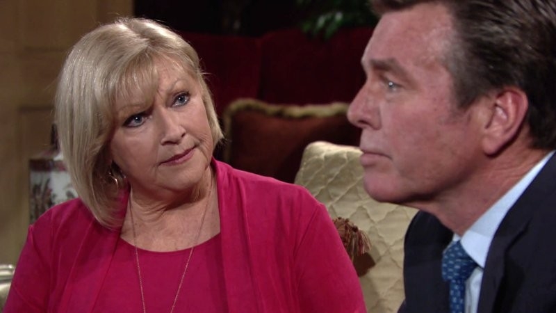 Traci (Beth Maitland) écoute et conseille Jack. Les Feux de l'Amour,
                     épisode 11665 (17 avril 2019,
CBS)