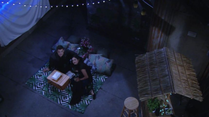 Lola (Sasha Calle) profite de sa soirée romantique avec Kyle. Les Feux de l'Amour,
épisode 11676 (2 mai 2019,
CBS)